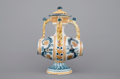 Un ensemble de 3 pichets trompeurs en forme de tonneau, Talavera, Espagne, ca. 1820
